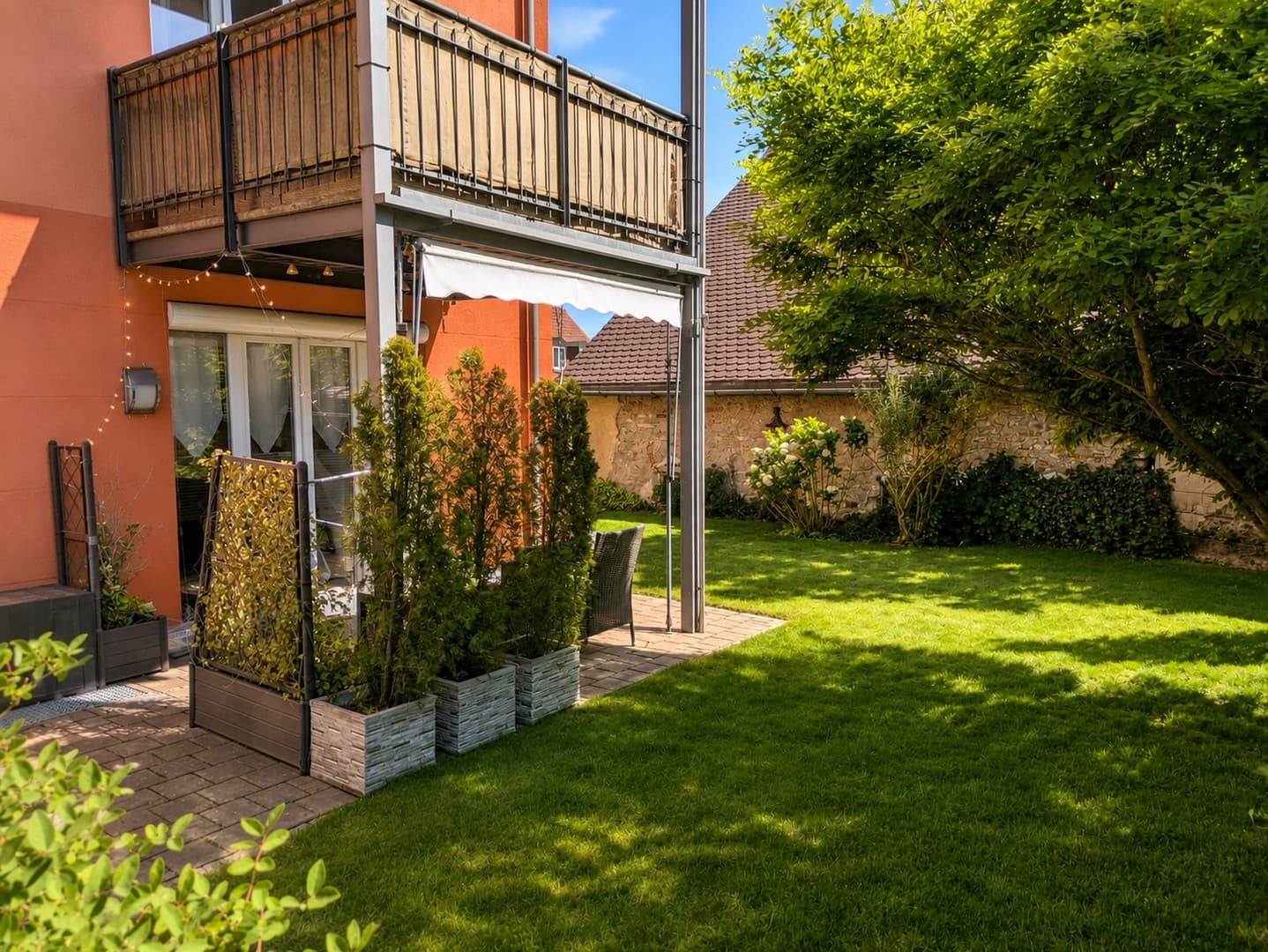 Gartenwohnung mit Haus-im-Haus-Gefühl | 135 m² Garten | Interner Hobbyraum | TG-Stellplatz