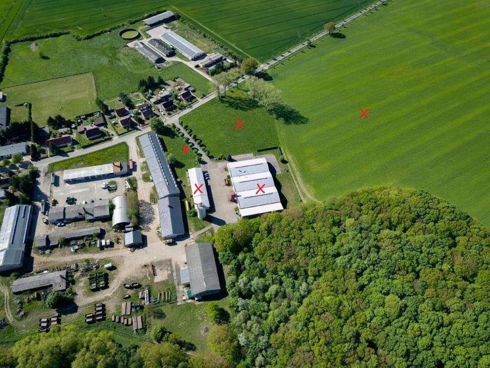 Lager-/Produktionshallen mit Ausstellungs-/Verwaltungsgebäude sowie landw. Flächen auf ca. 46.000 m²