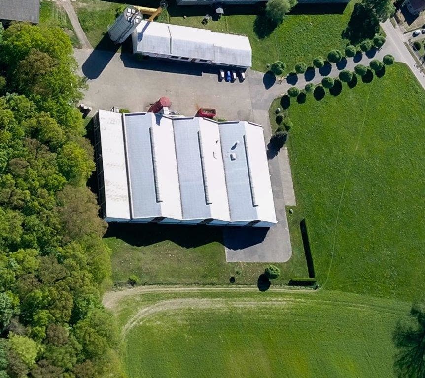 Lager-/Produktionshallen mit Ausstellungs-/Verwaltungsgebäude sowie landw. Flächen auf ca. 46.000 m²
