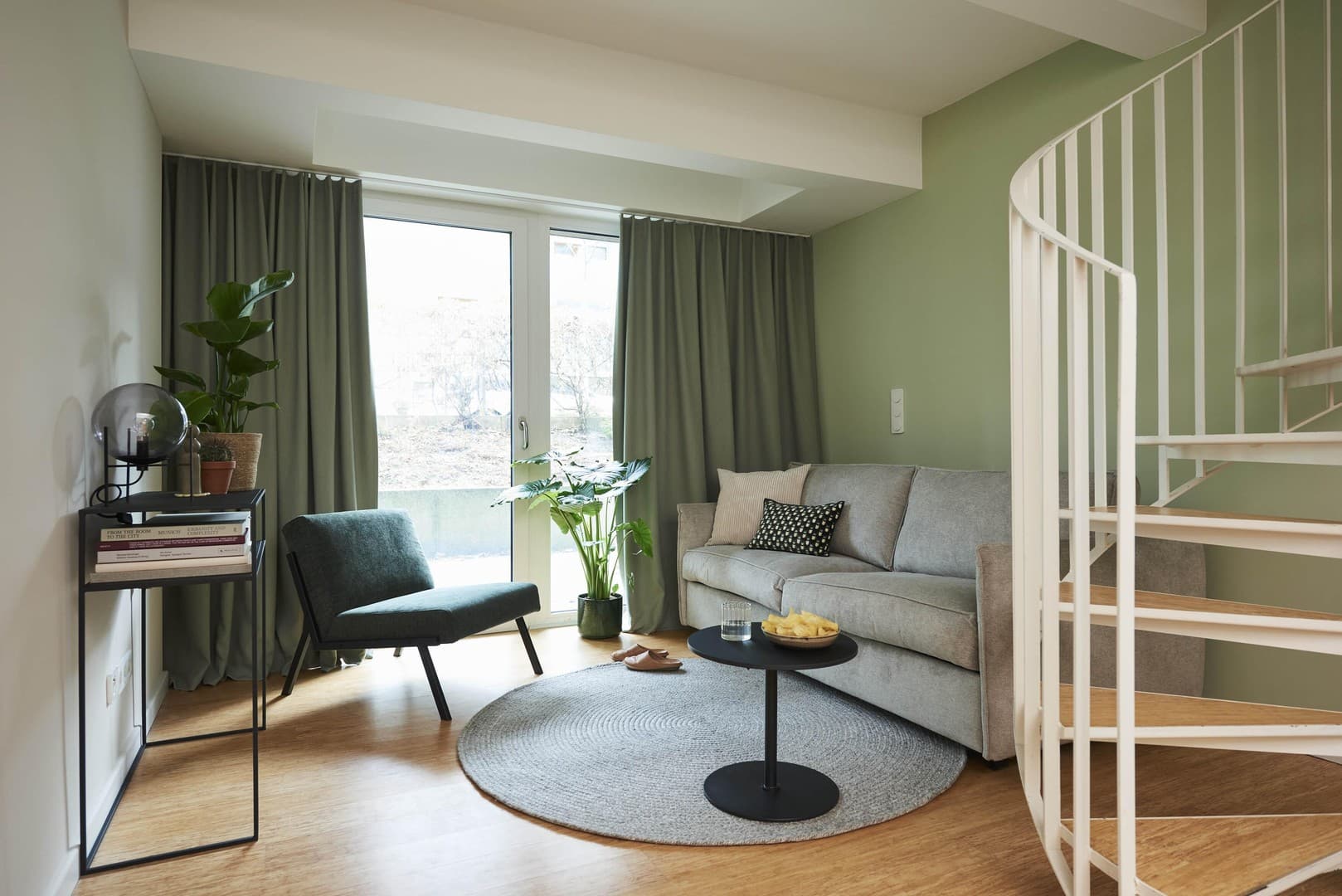 2-Zimmer Maisonette Apartment für 1250€ Warm – vollmöbliert mit Gym & Workspace