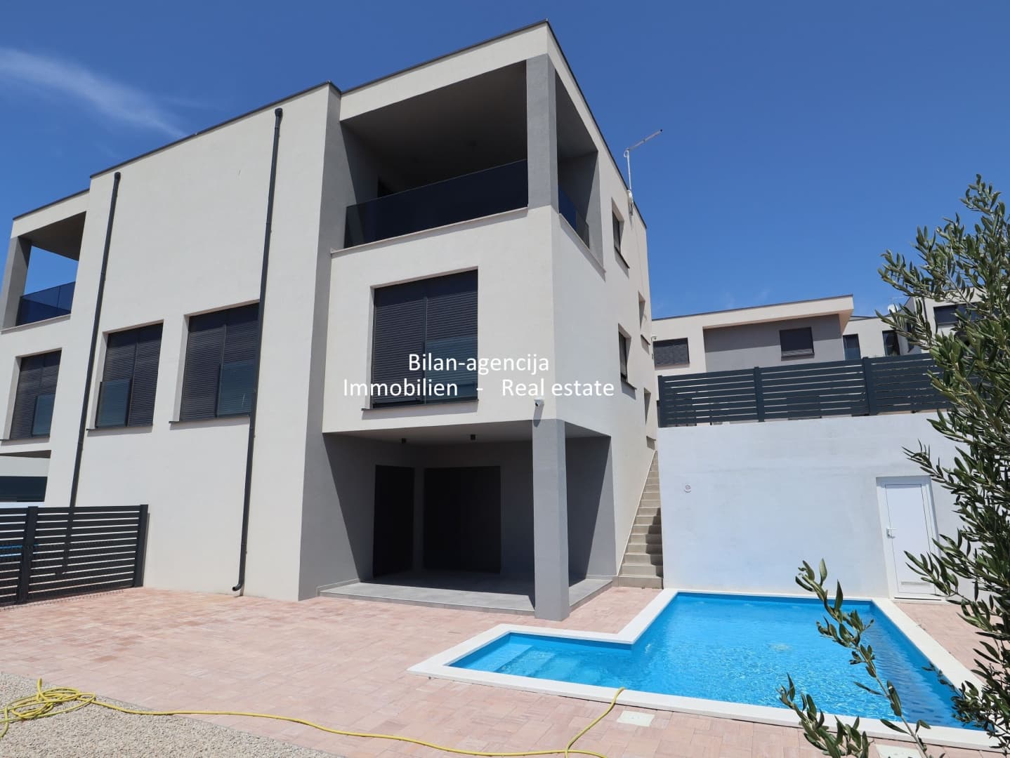 Dreistöckiges Doppelhaus mit Pool und Blick auf das Meer, die Inseln und die Stadt Vodice