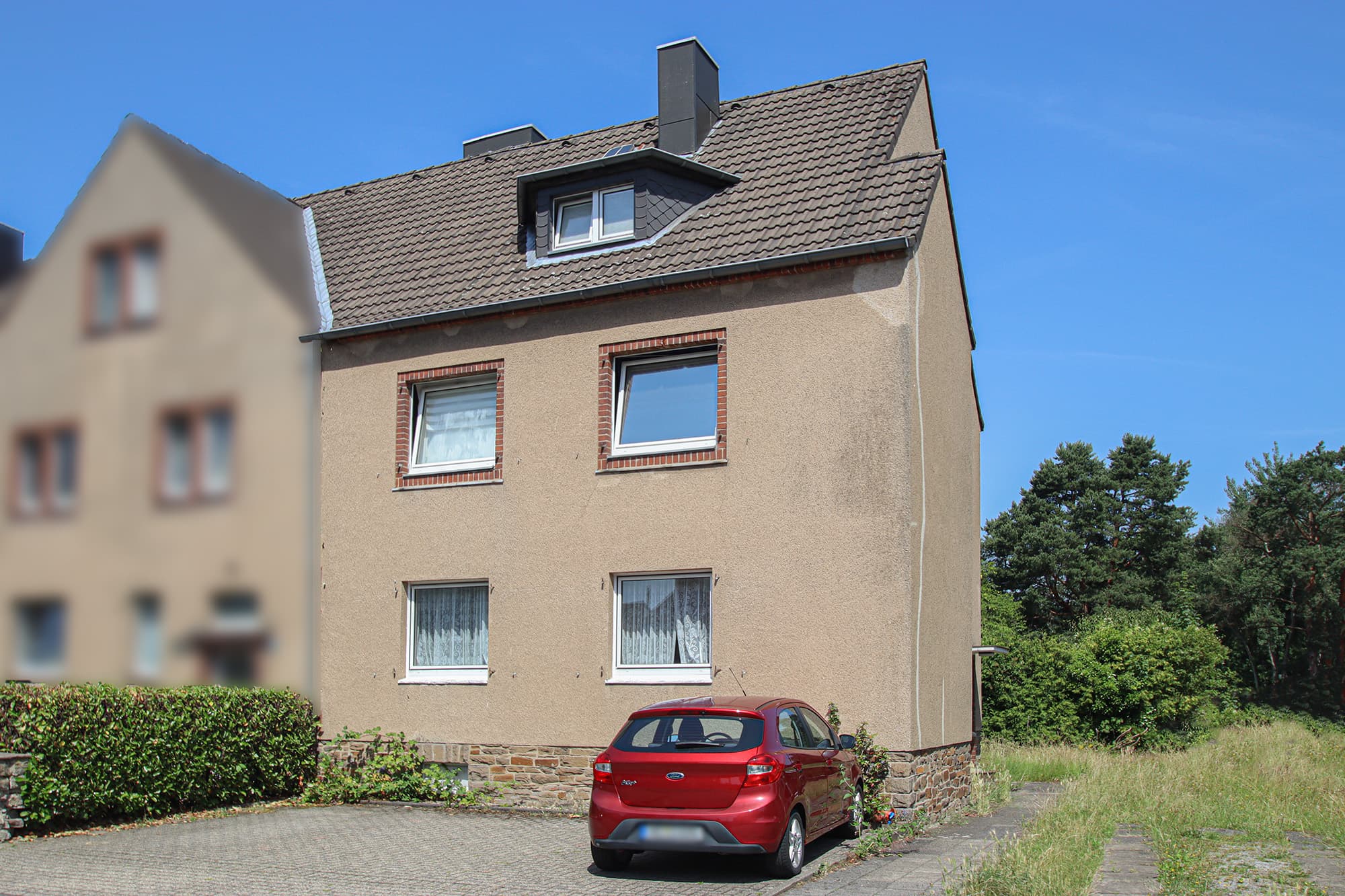 Sanierungsbedürftiges Zweiparteienhaus
