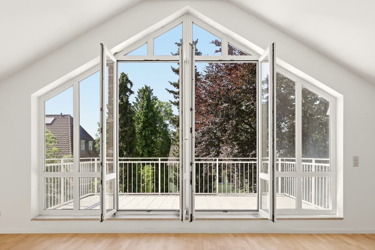 Lichtdurchflutete Dachgeschosswohnung in ruhiger Lage mit großer Fensterfront & Dachterrasse