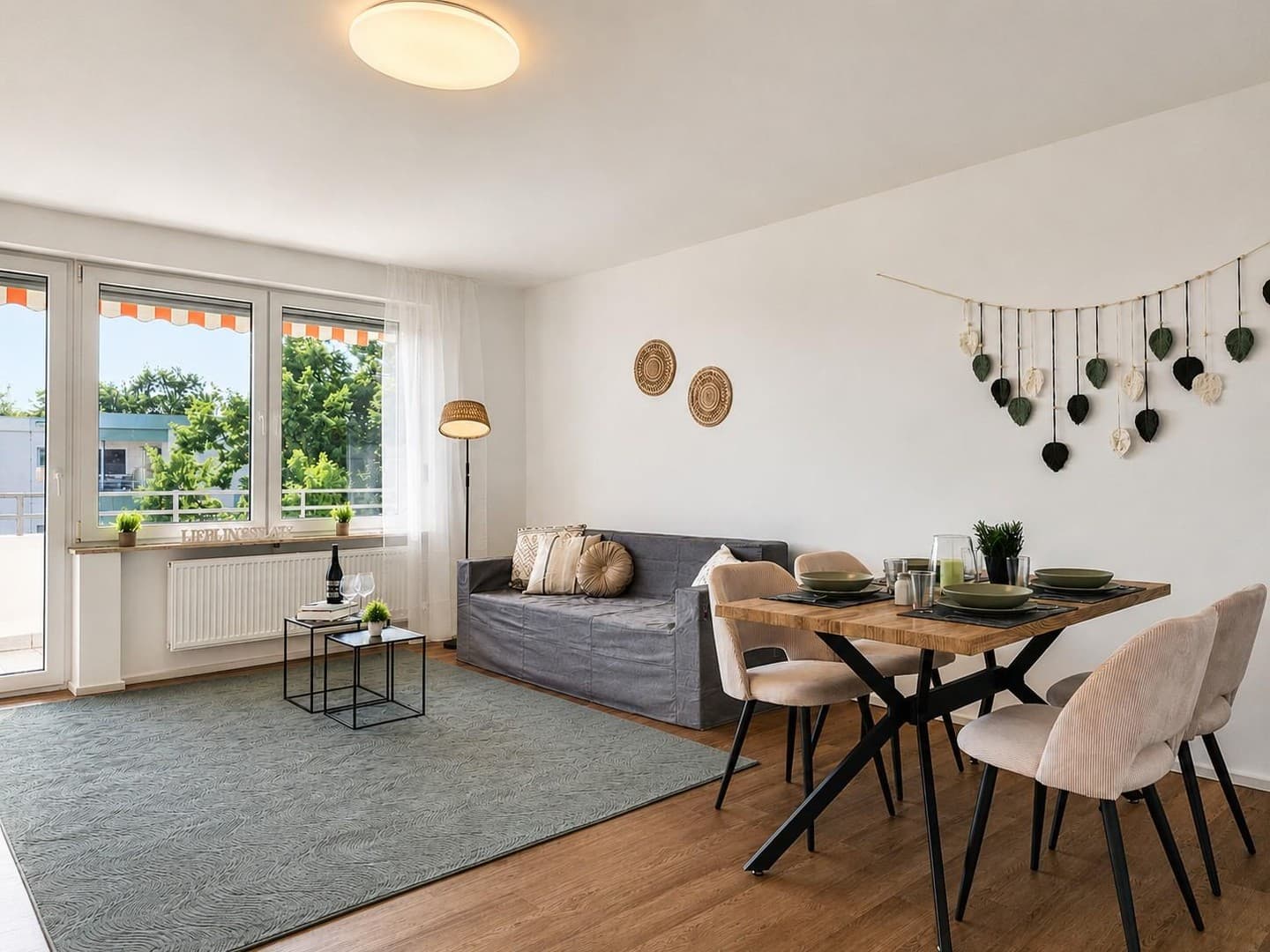 Provisionsfrei: Frisch renovierte 4-Zimmer-Wohnung mit großem Balkon & 2 Parkplätzen