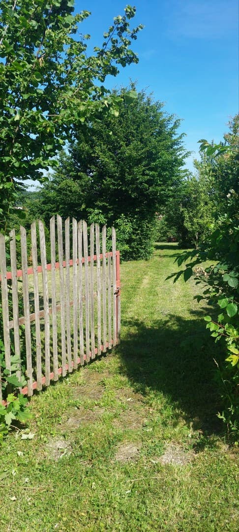 Zur Miete / Pacht: Freizeitgrundstück mit toller Aussicht, Gartenhaus, Grillplatz, Bäumen