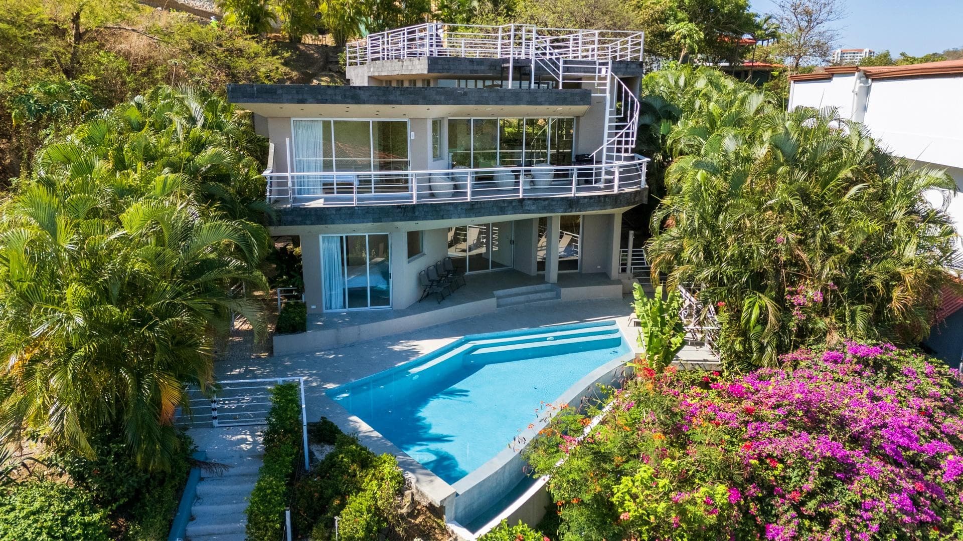 Moderne Villa mit traumhaftem Meerblick, Infinity-Pool und tropischem Garten