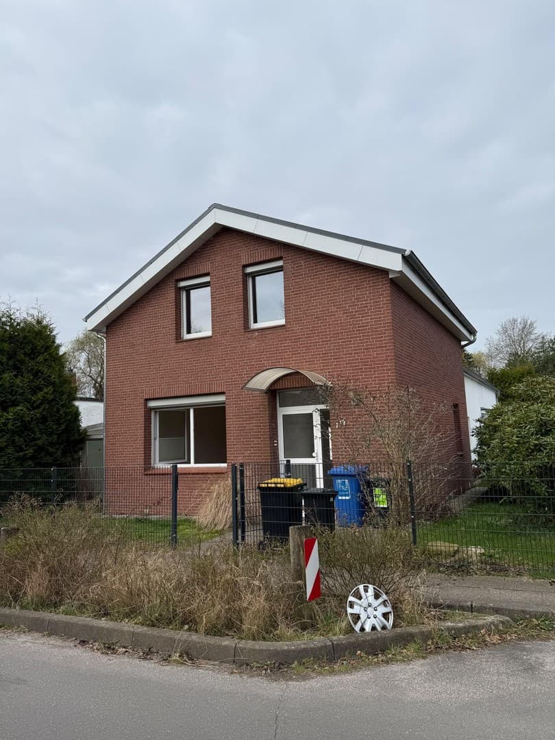 Zweifamilienhaus mit 3 Garagen