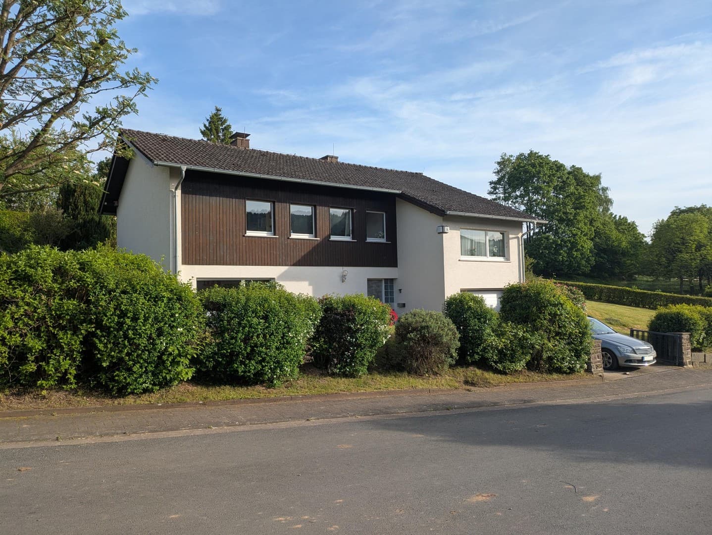 Seltene Gelegenheit in der Rhön – Charmantes, rollstuhlgeeignetes Architekten-Chalet in Ortsrandlage