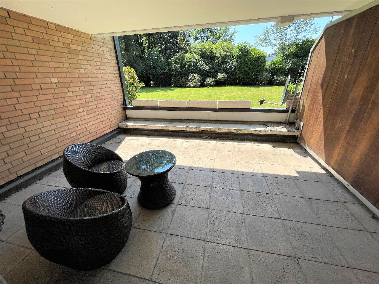 Düsseldorf-Niederkassel: Möbliertes Apartment mit großer Westterrasse und Gartenblick!