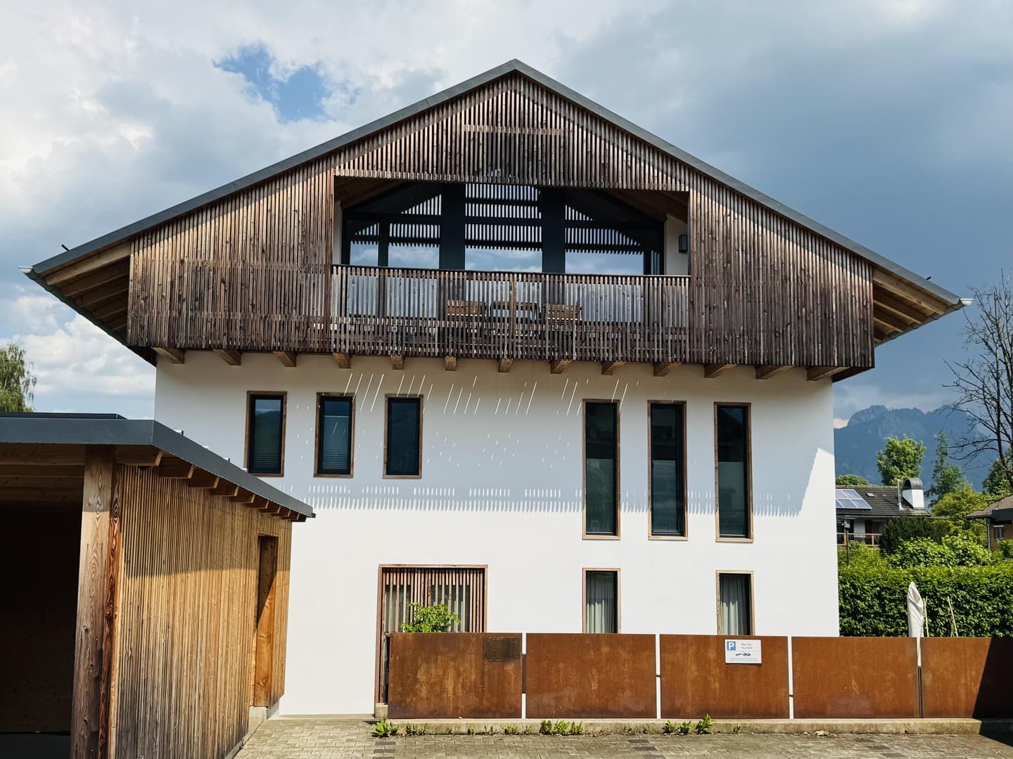 Modernes Mittelhaus mit Gartenanteil in familienfreundlicher Lage von Brannenburg