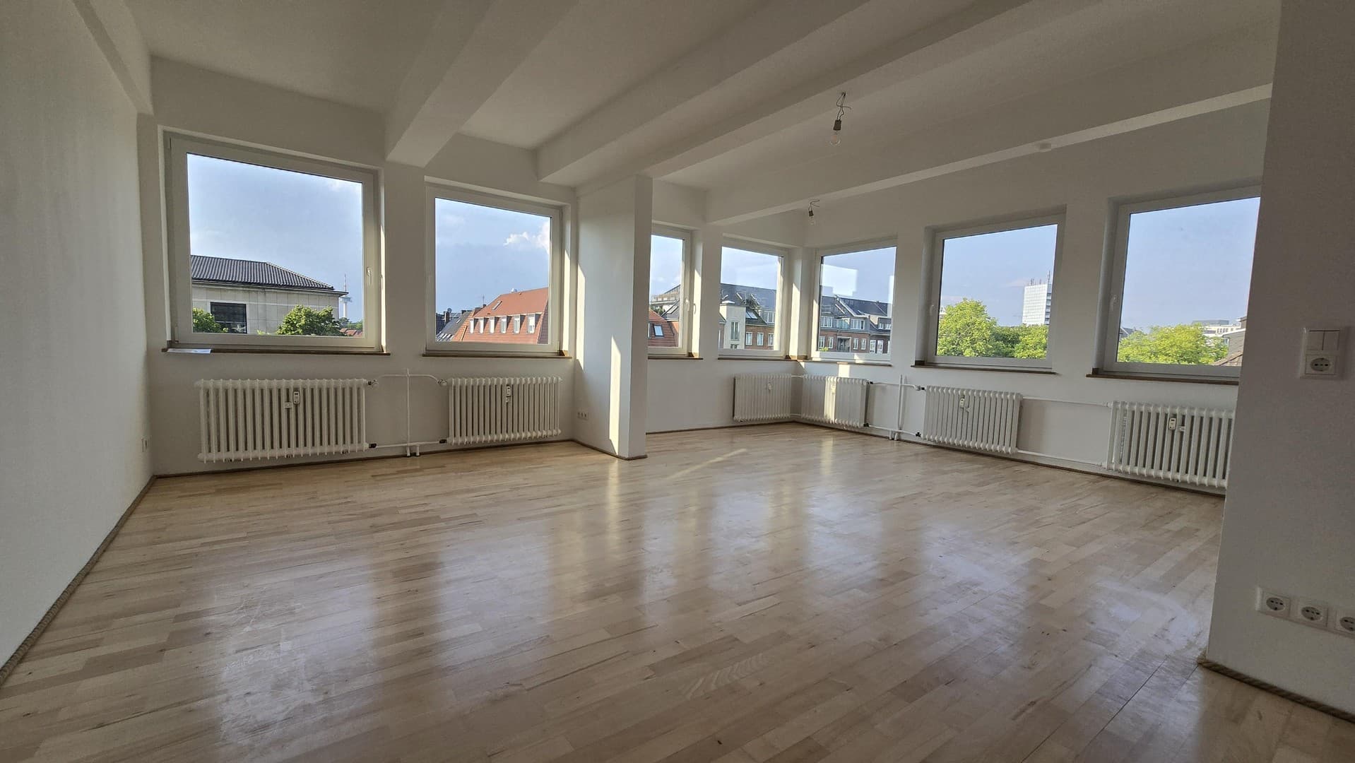 Großzügige sanierte 5 Zimmer Etagenwohnung in Rüttenscheid mit Balkon, Gäste Bad, Aufzug, 4. OG