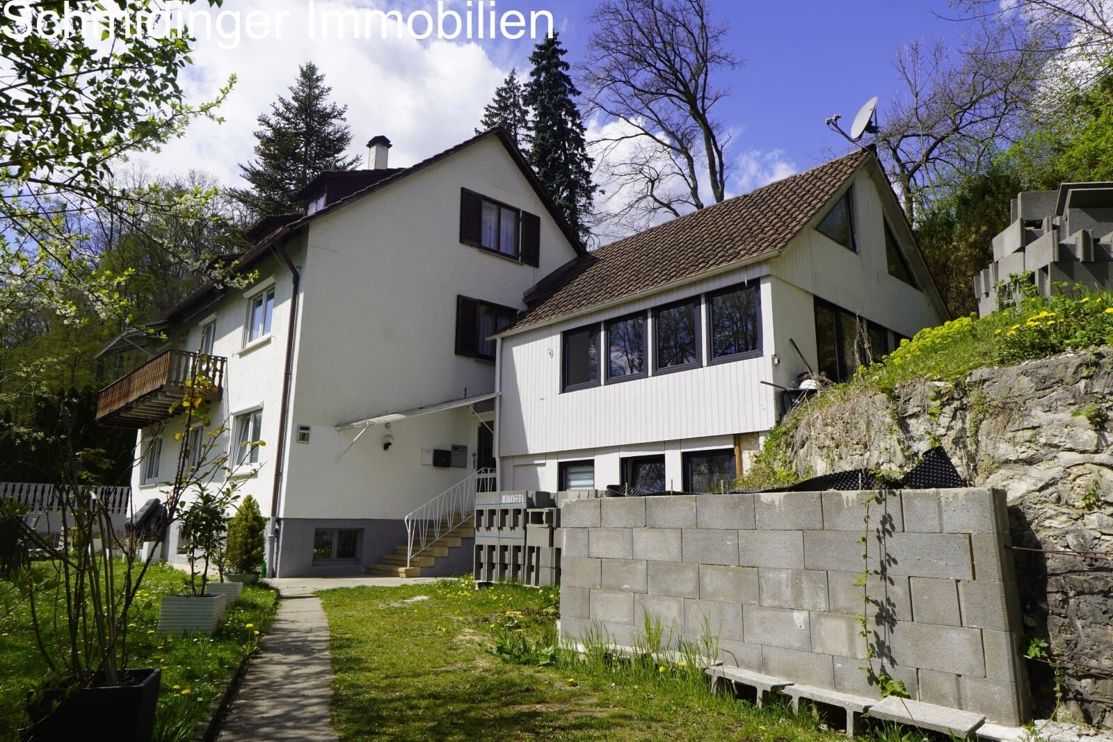 Großzügiges 3-Familienhaus mit stilvollem Nebengebäude im Wald