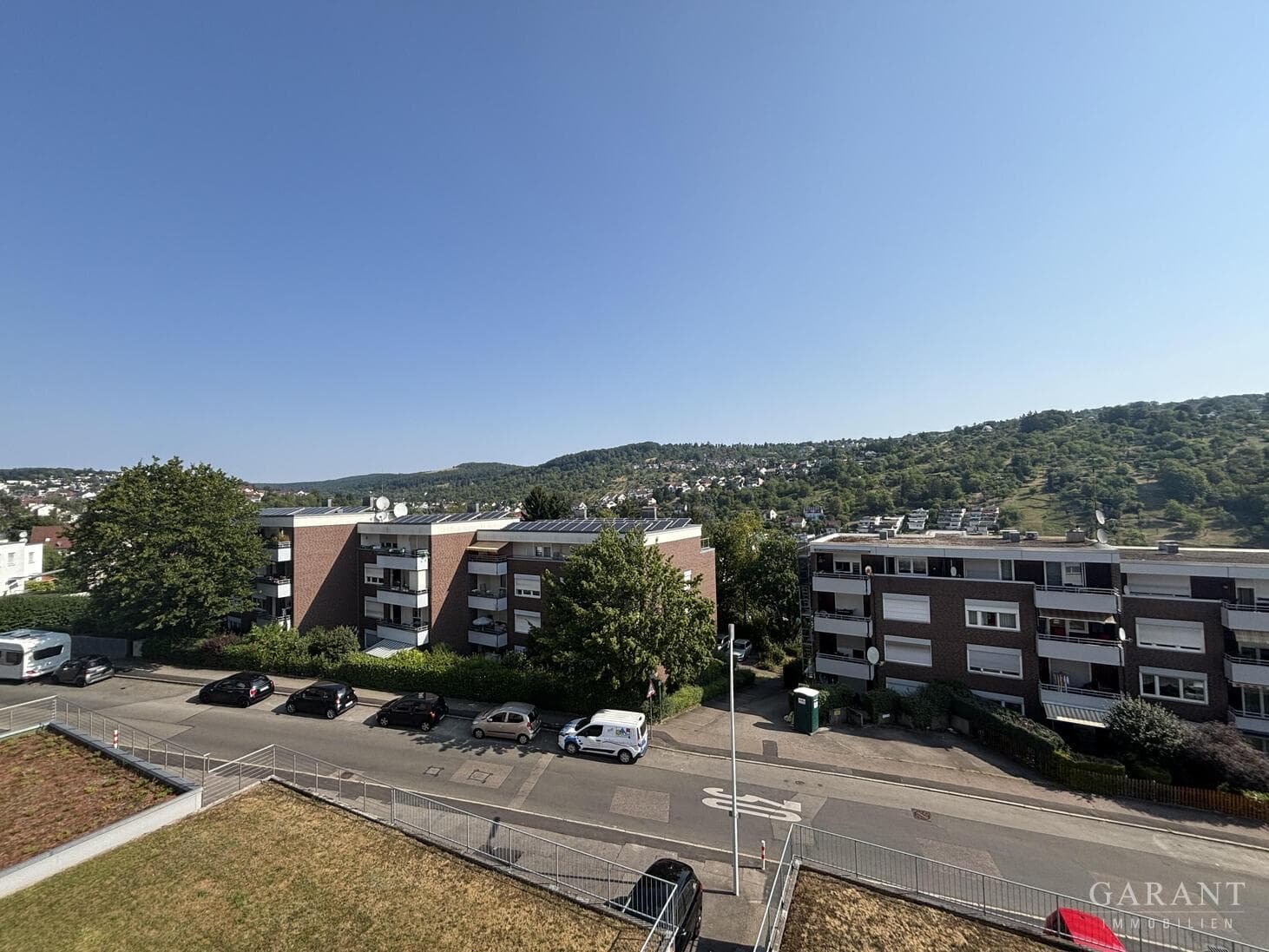 Ruhiges Wohnen mit sonnigem Balkon und zusätzlichen Zimmern unterm Dach!