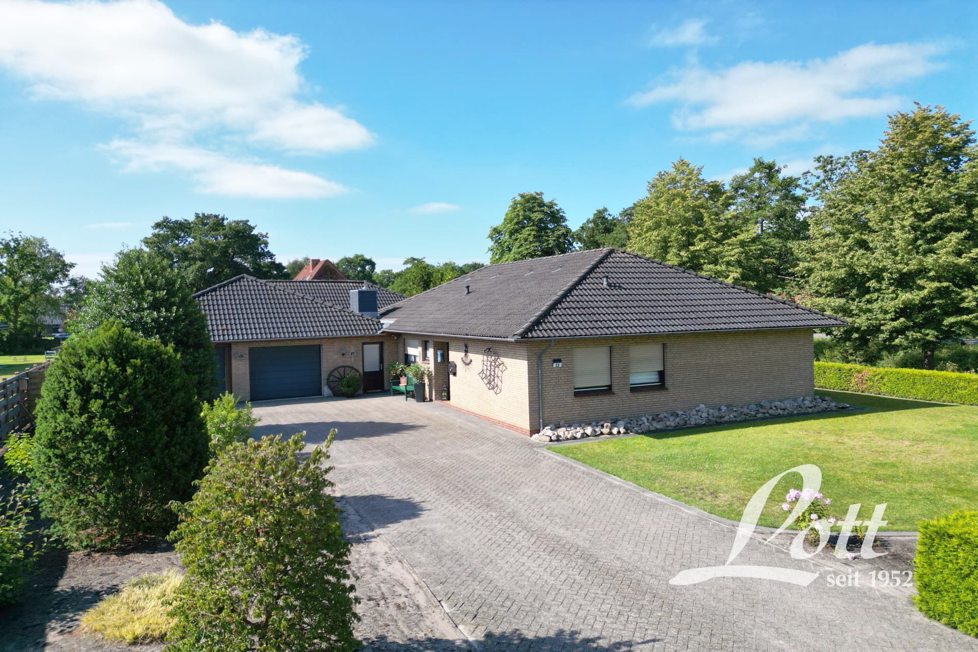 +++ Großzügiger Bungalow mit ebenerdigem Raumprogramm in beliebter Kanallage von Augustfehn! +++