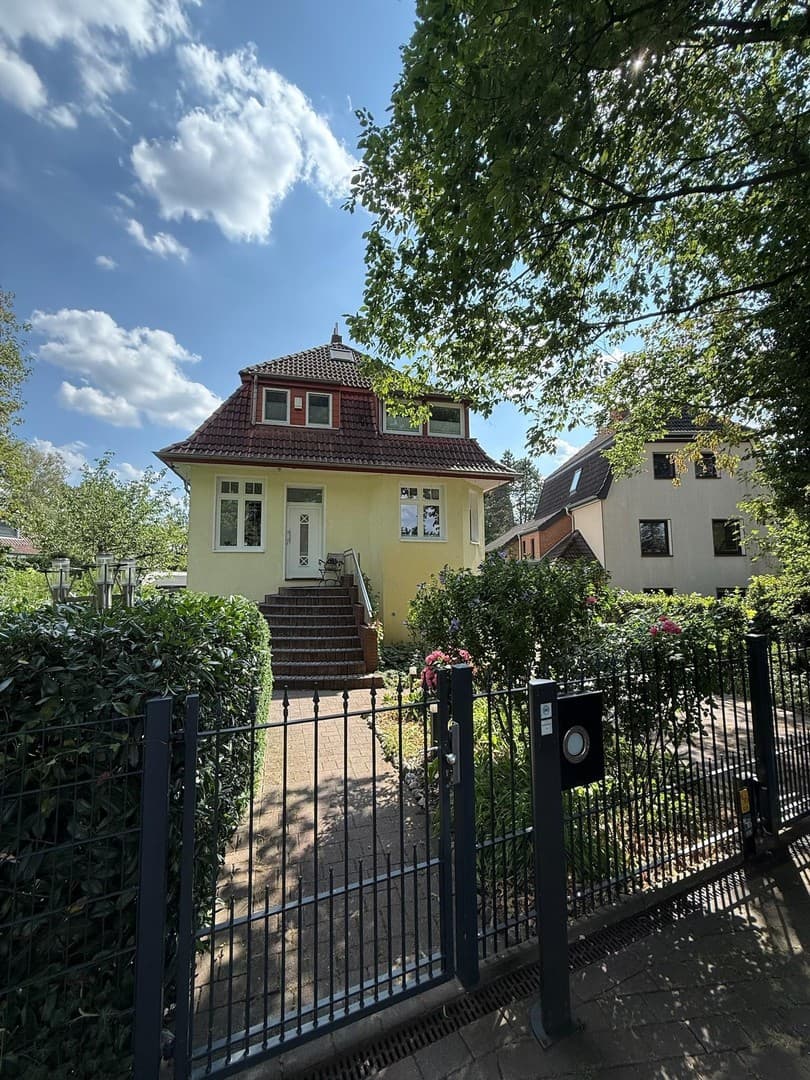 Stilvolles Einfamilienhaus mit 1.800 m2 Südgrundstück und hochwertiger Ausstattung