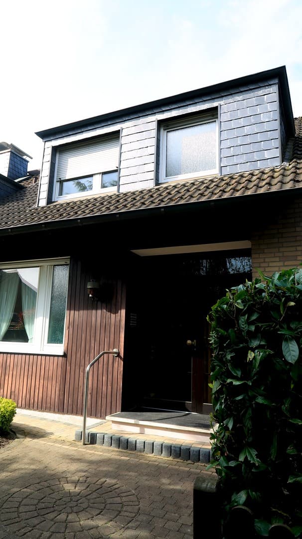 Platz für neue Geschichten - Charmantes Reiheneckhaus mit sonnigem Garten