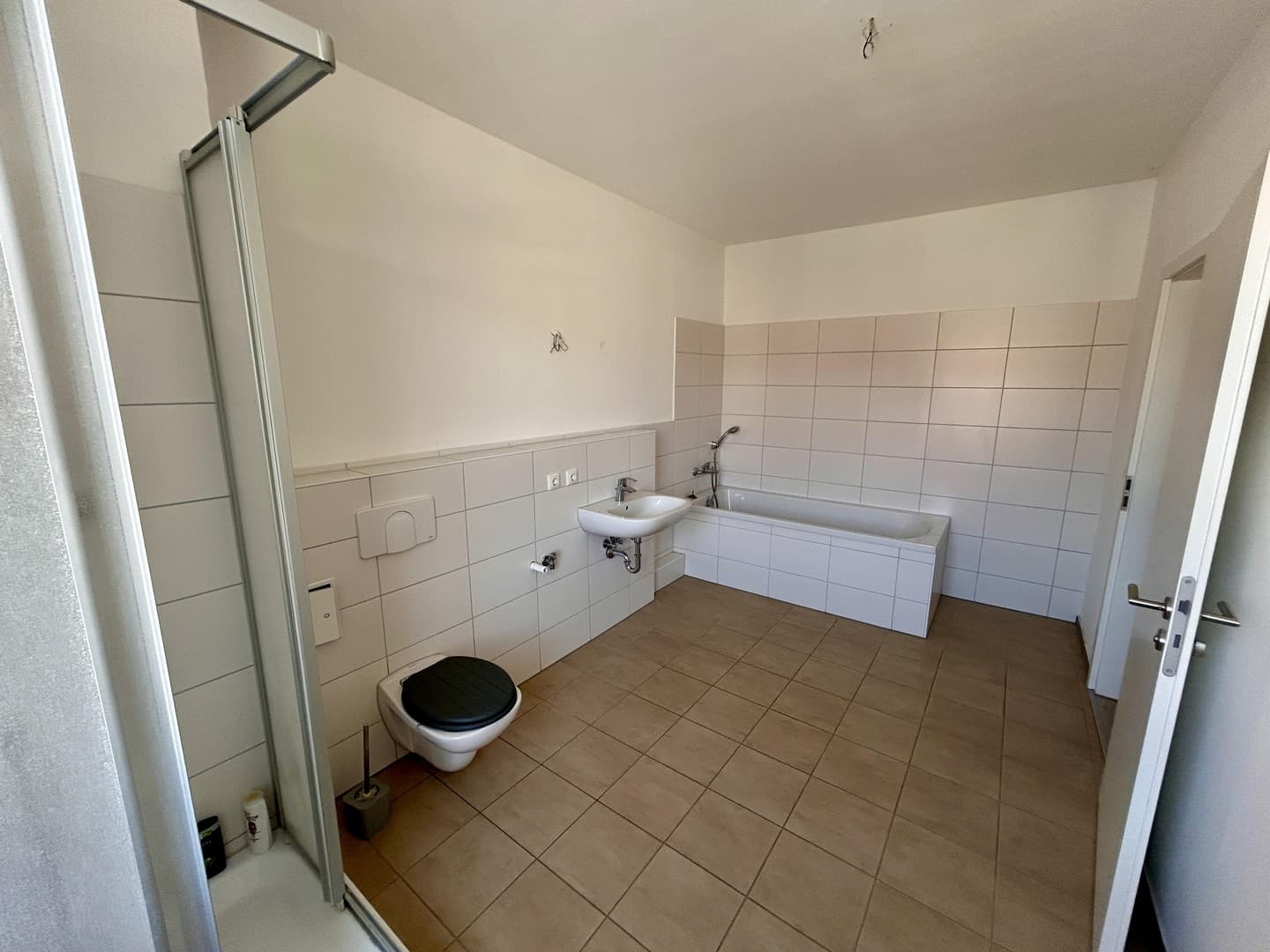 frisch renovierte Wohnung mit Wanne & Dusche & Stellplatz bei Bedarf