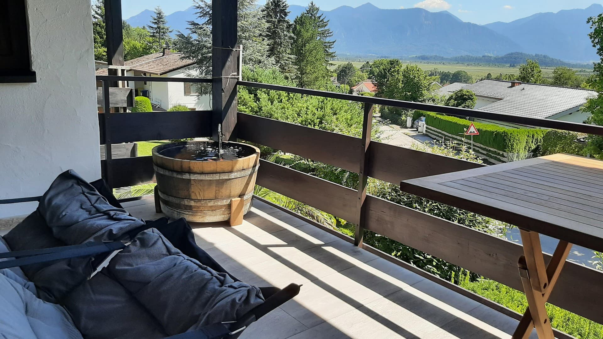 Moderne, hochwertige, ruhige VOLL AUSGESTATTETE 2-Zi-Whg. mit großem Südbalkon in Murnau-Moosrain