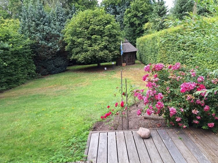Zweifamilienhaus mit Keller, Balkon und großem Garten