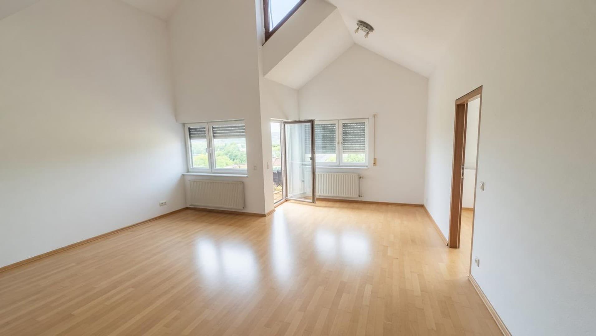 Helle 2-Zimmer-Dachgeschosswohung mit großem Balkon & schöner Ausicht