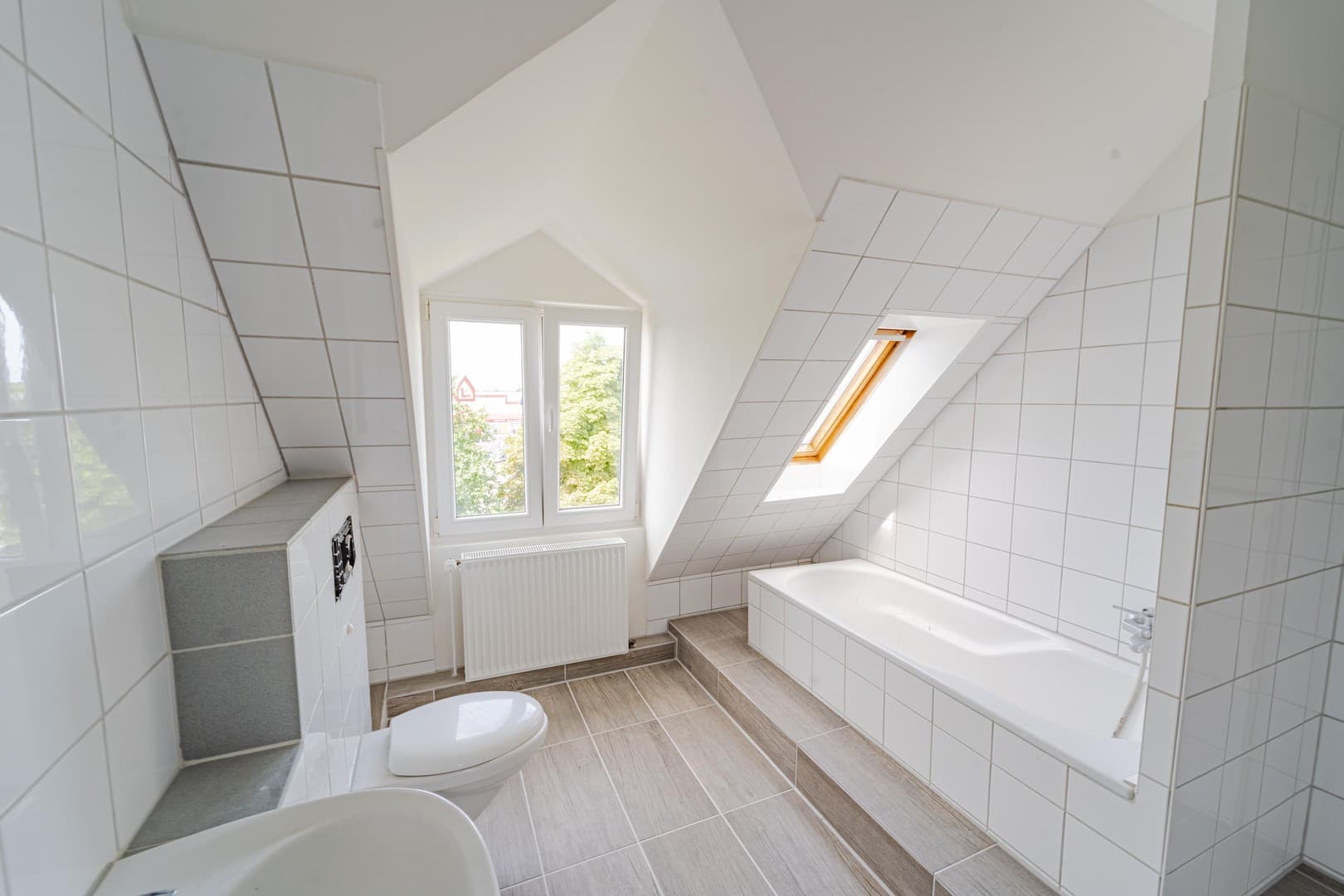 Altbautraum mit 110m² im DG, frisch renoviert, 4-Zimmer, mit neuer EBK und Gartennutzung