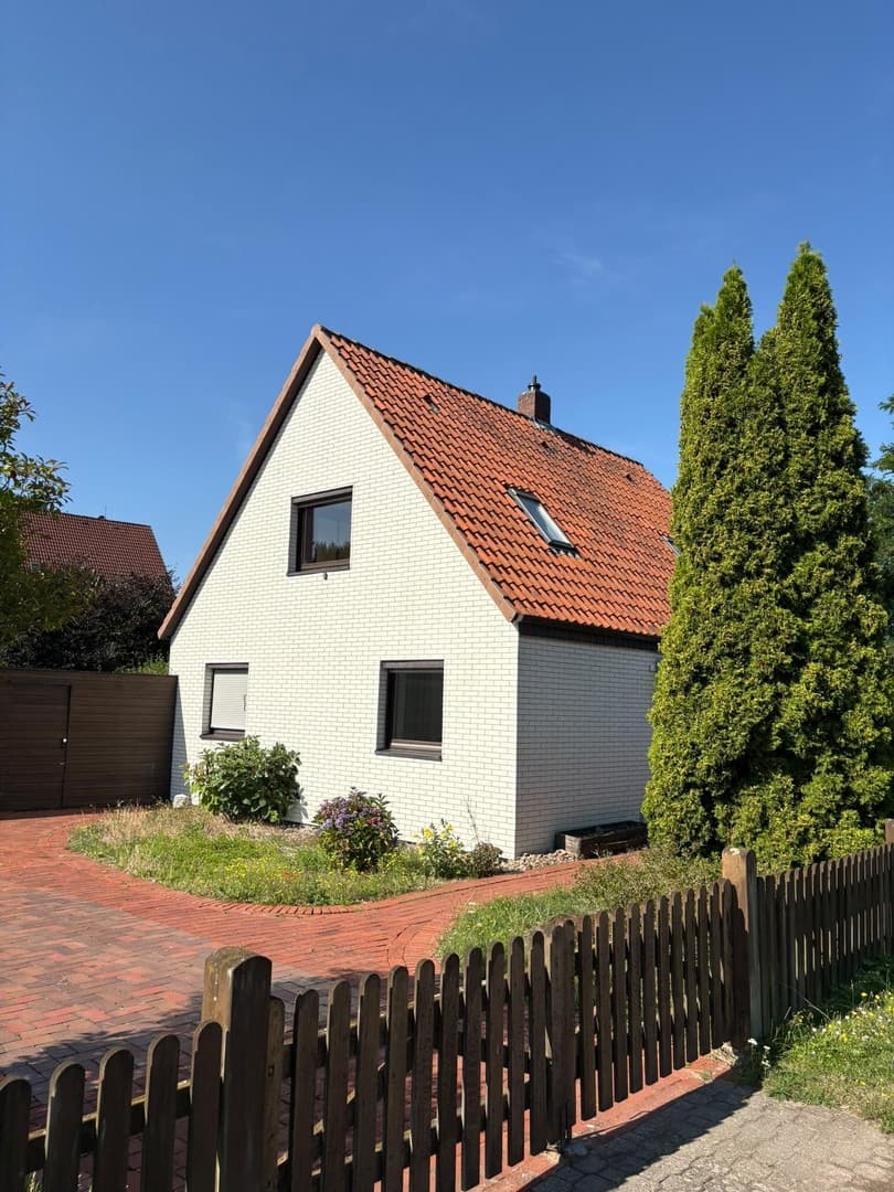 Freistehendes Einfamilienhaus mit Doppelgarage und schönem Garten