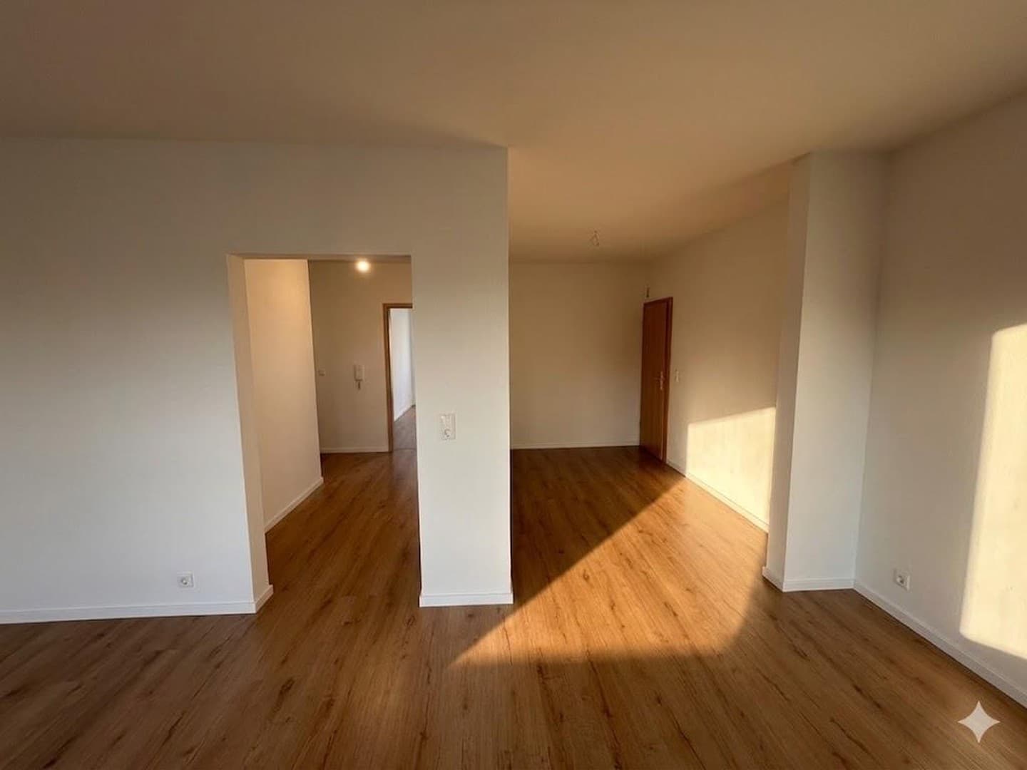 Wohnung: 130 m² (zwei Bäder) + 40m² Speicher | Balkon & Garage