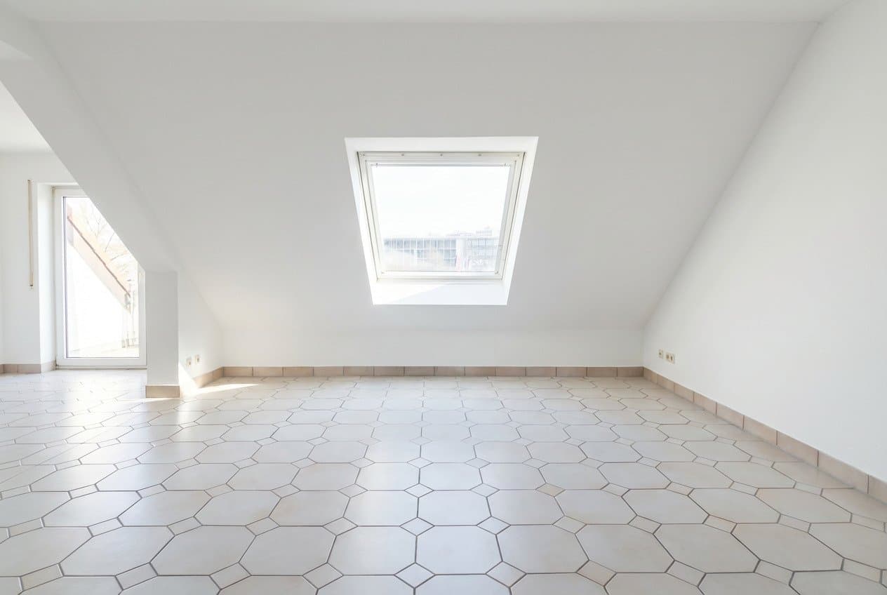 vermietete Dachgeschosswohnung mit Balkon!