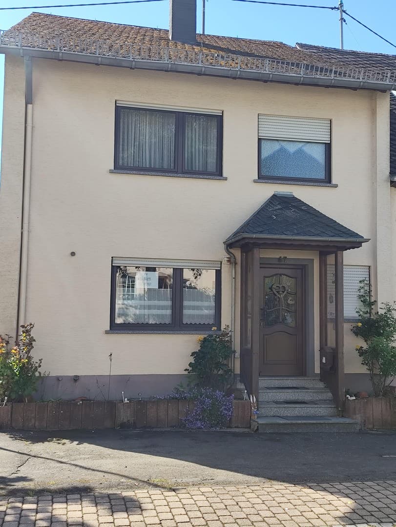Einfamilienhaus mit weiterem Haus