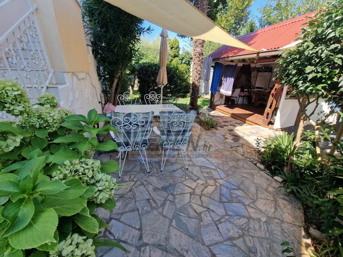 Wohnung mit großem Garten in Meeresnähe – Novigrad