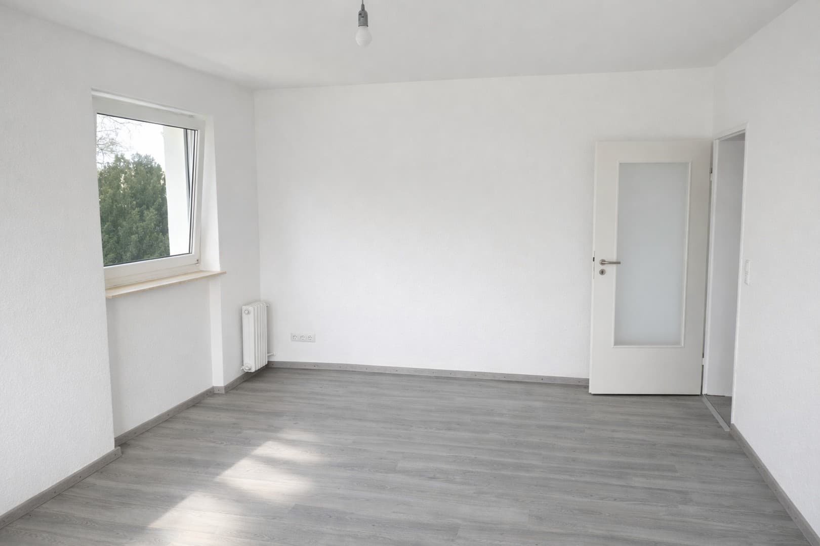 2-ZIMMER-WOHNUNG MIT BALKON & STELLPLATZ – VERMIETET & ATTRAKTIV FÜR KAPITALANLEGER