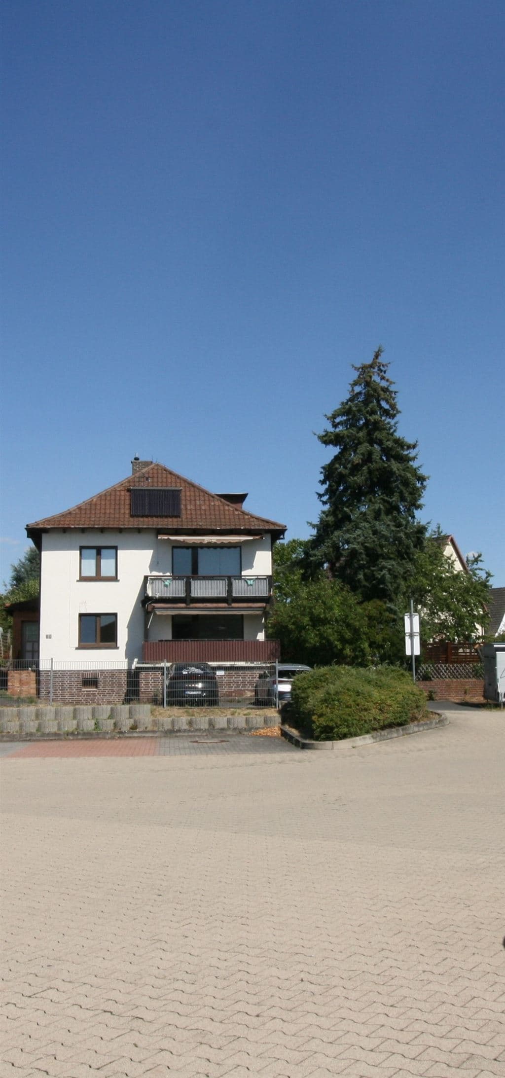 Wohnen und Vermieten unter einem Dach
- Zweifamilienhaus in zentraler Lage von 34613 Schwalmstadt - Ziegenhain - keine Käuferprovision -