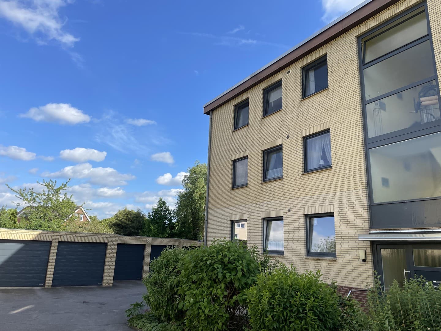 VON PRIVAT: Großzügiges 4-Zimmer-Wohnglück mit Süd-West-Loggia & Garage in Bad Schwartau
