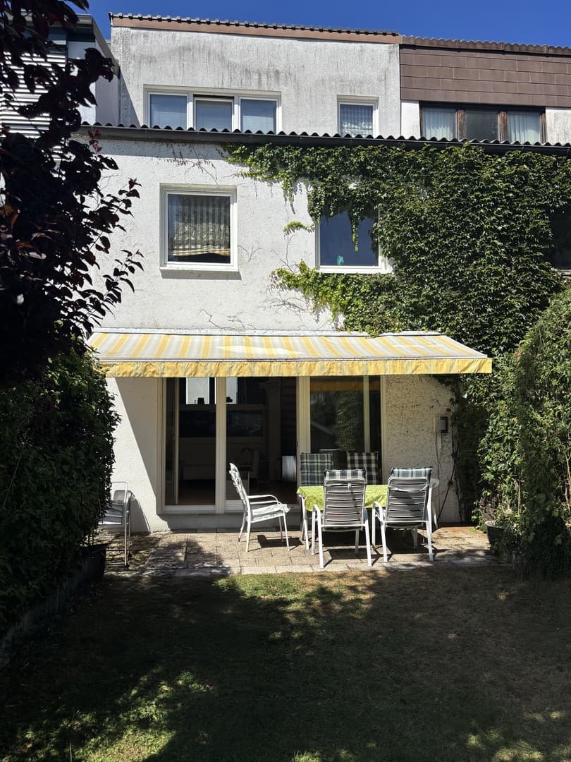 Gepflegtes Reihenmittelhaus mit Dachstudio, Südgarten und flexibler Raumaufteilung