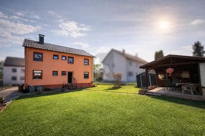 STILVOLL MIT SCHÖNEM GARTENBEREICH