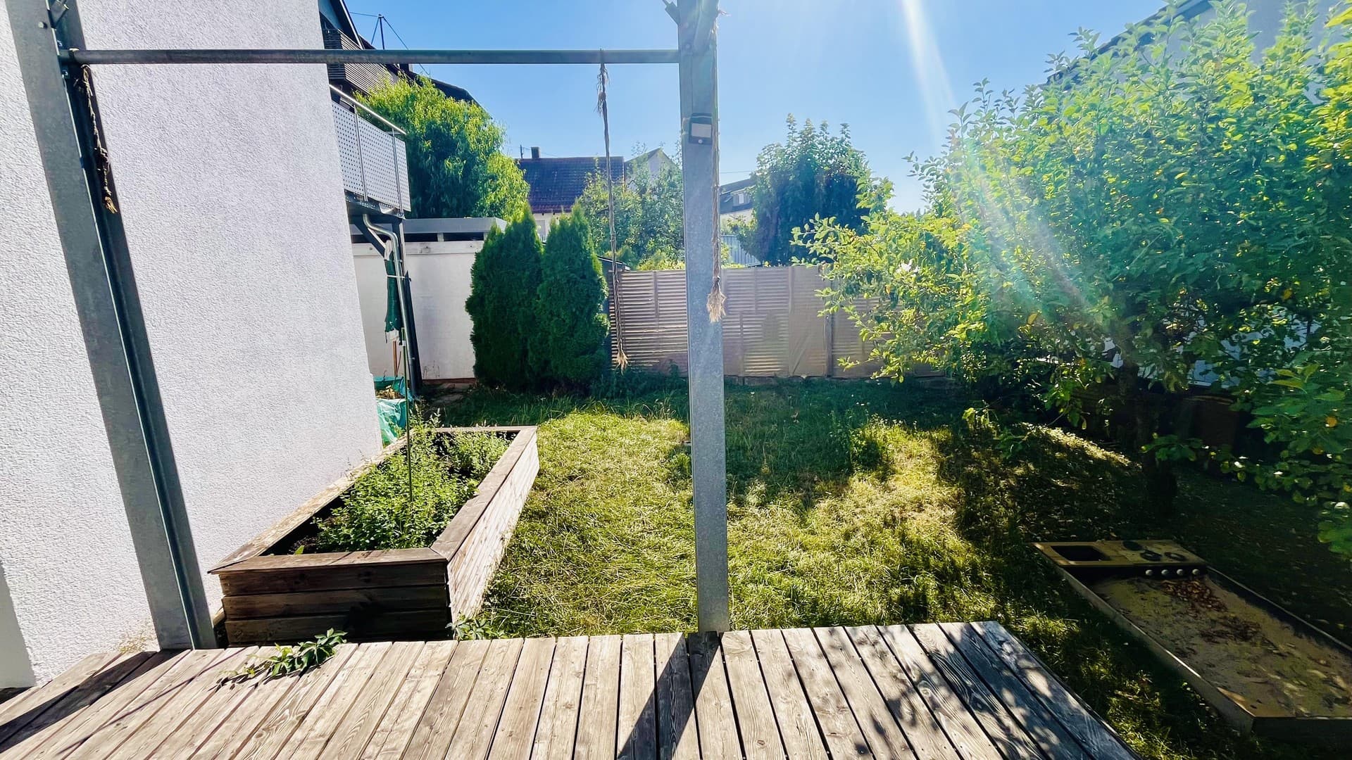 Kernsanierte EG-Wohnung mit eigenem Garten