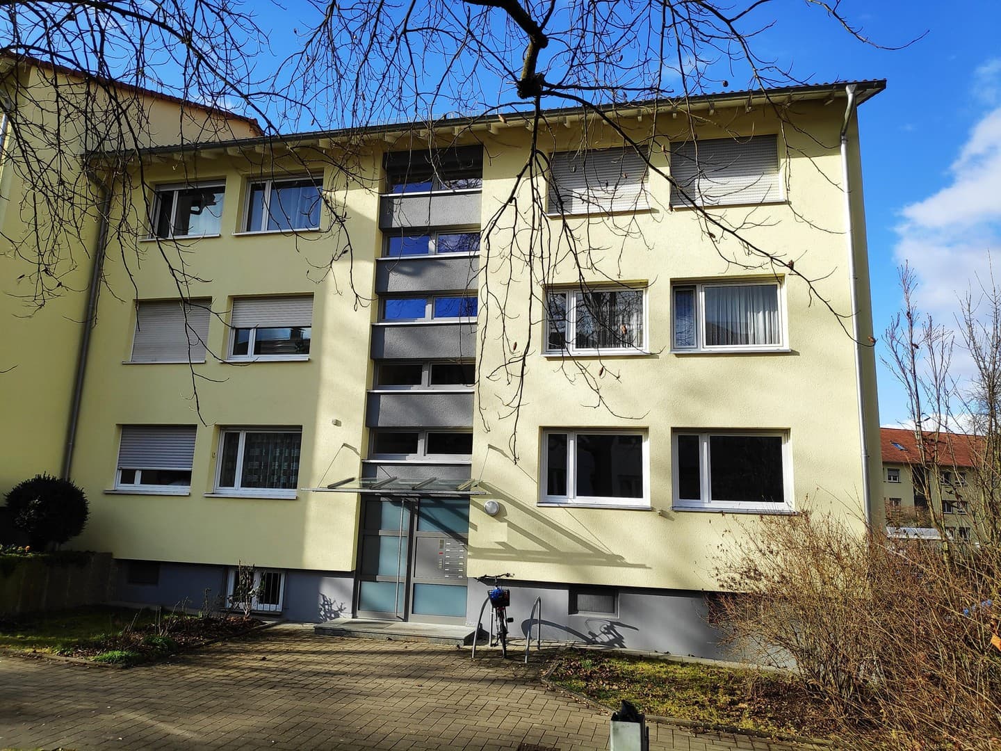 Geh. EG Whg Neuhausen 3 1/2 Zi kernsaniert Einbaukü 1Gb/s Intern 800m bis S-Bahn