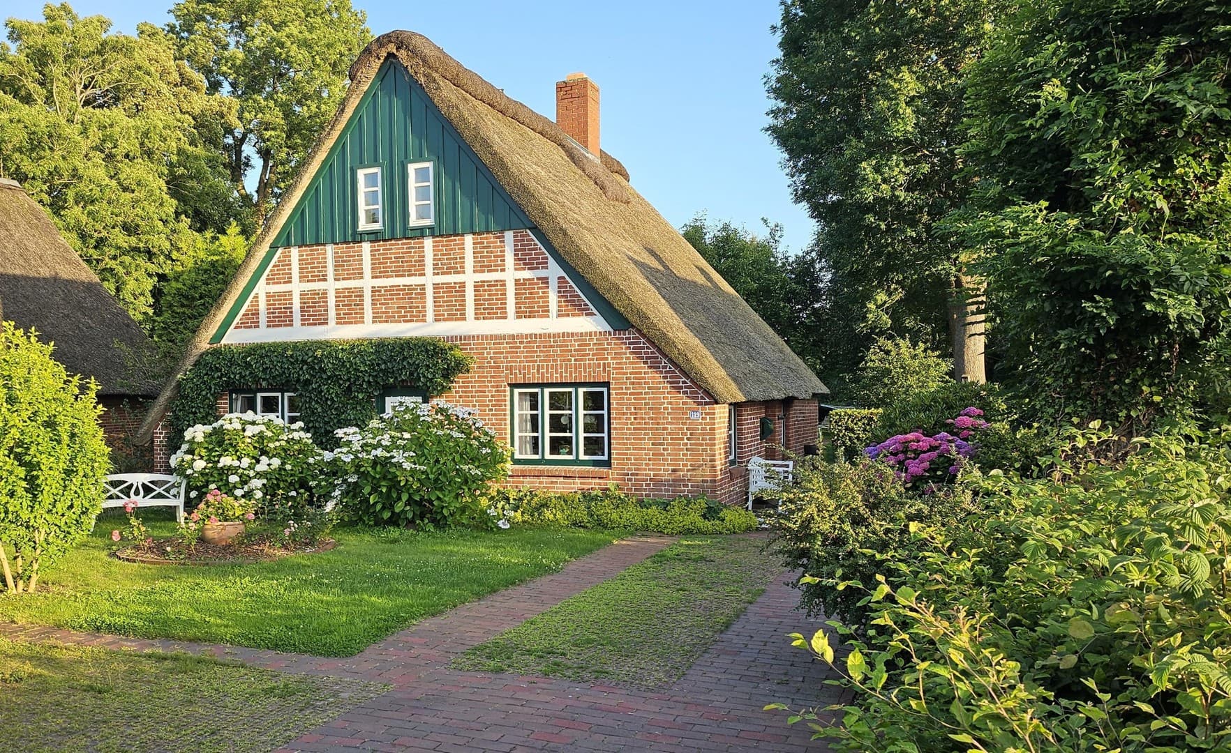 Von privat: Modernisiertes historisches Reetdachhaus in idyllischer Lage