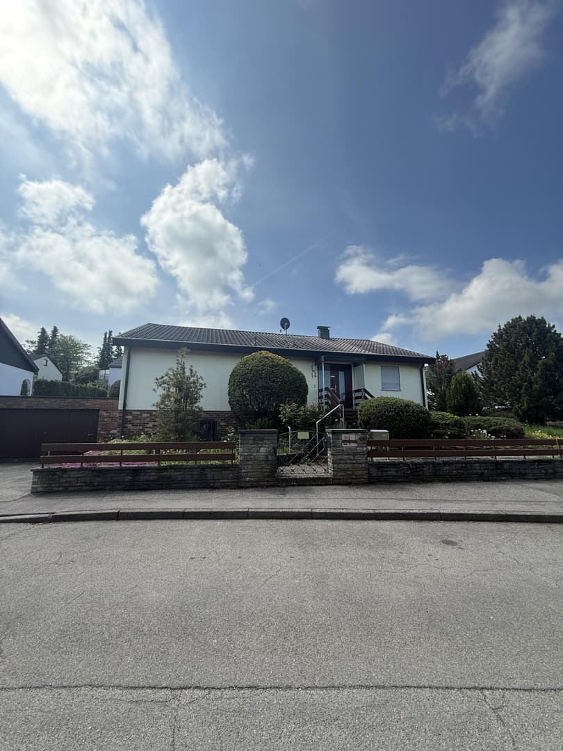 Verkauf eines Einfamilienhauses mit Doppelgarage und großzügigem Garten