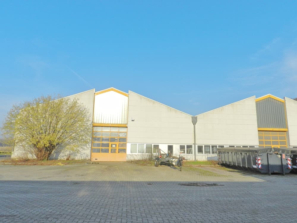 Lager-/Produktionshallen mit Ausstellungs-/Verwaltungsgebäude sowie landw. Flächen auf ca. 46.000 m²