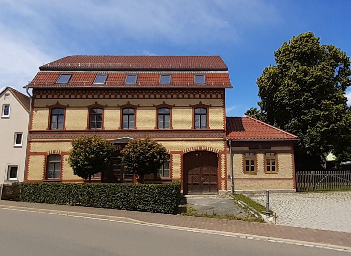 Schönes Mehrfamilienhaus-Sanierungsobjekt mit Garten, Brunnen, Stellplätzen