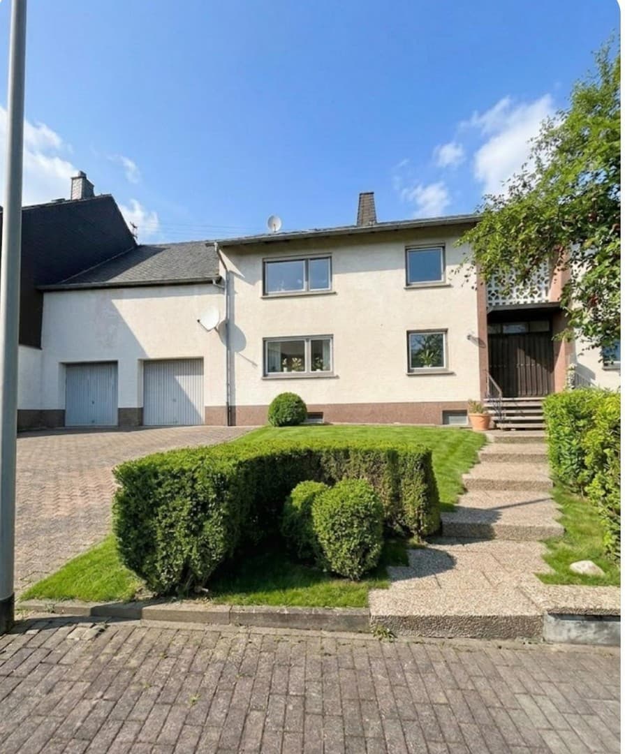 Reihenmittelhaus mit zwei Wohneinheiten EG/OG+ Dachgeschoss und Keller.
