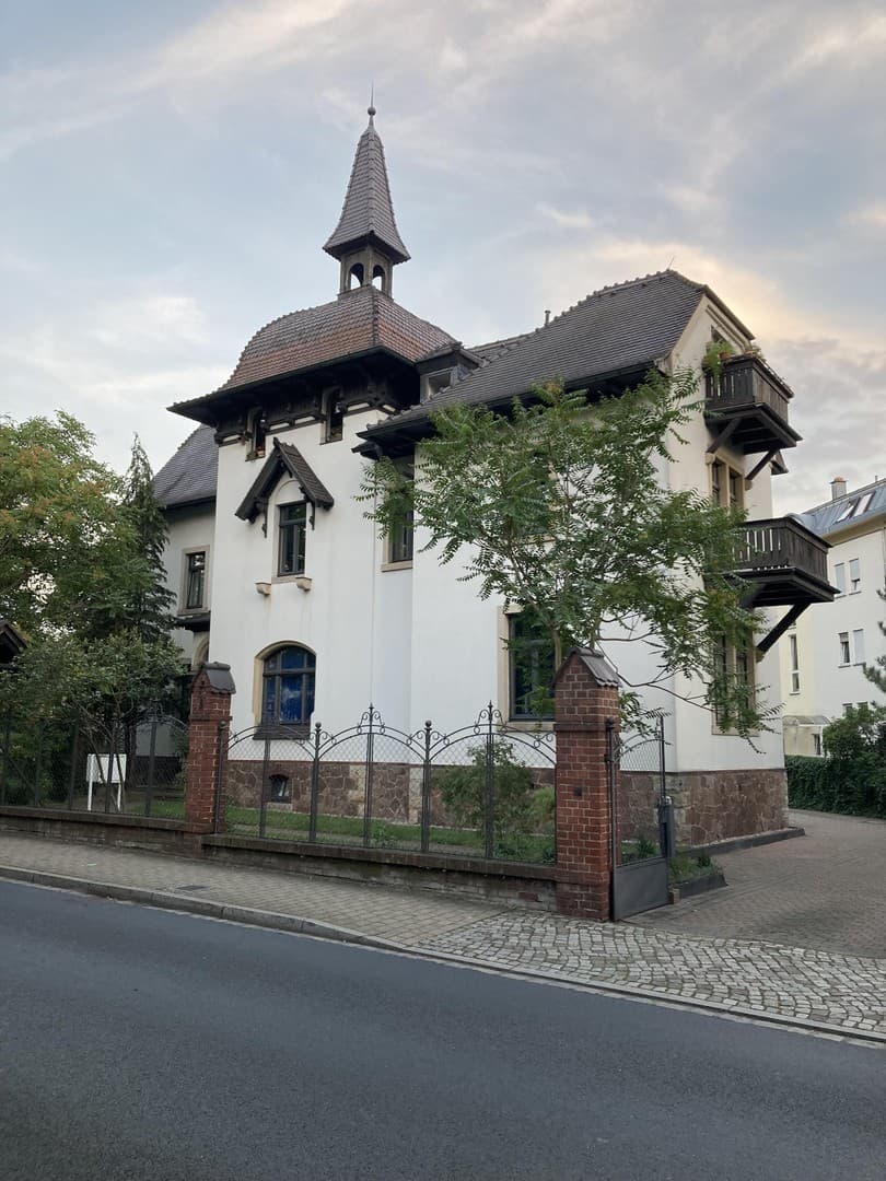 Schöne 1-Zimmer Dachgeschosswohnung in denkmalgeschützter Villa in zentraler Lage von Radebeul