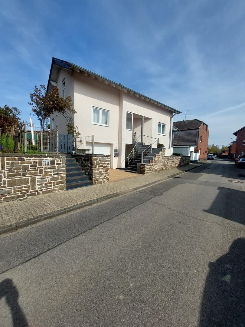 Einfamilienhaus mit Wintergarten ;Terrasse; Garten und Garage.
