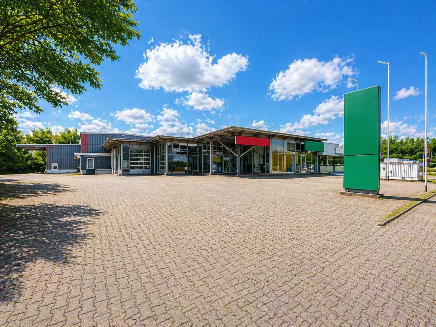 Autohandel mit Ausstellungshalle & Büroflächen in Gelsenkirchen