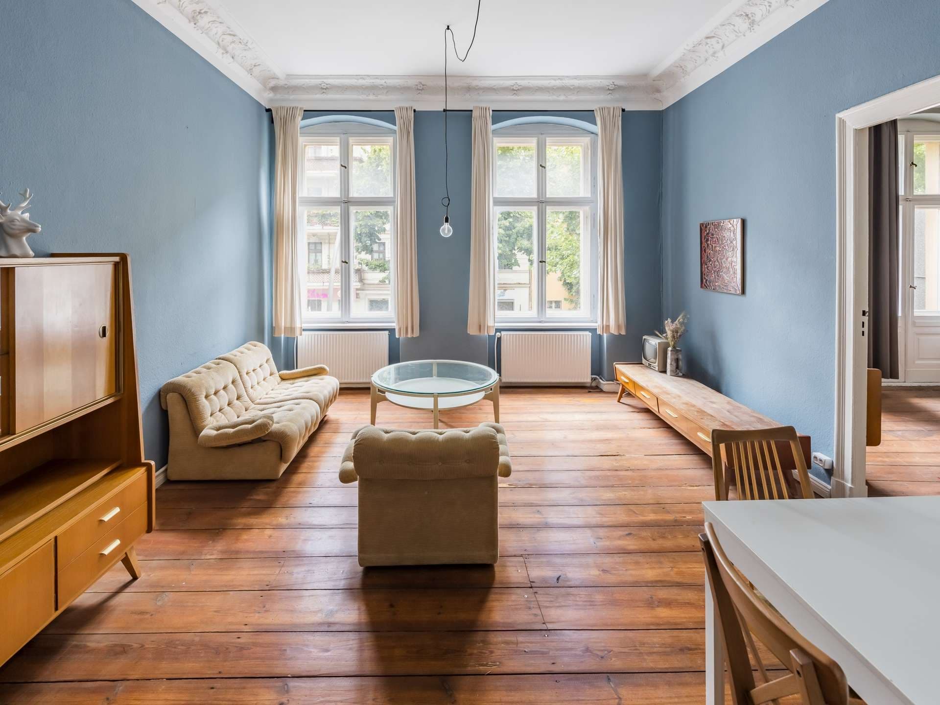 2-room apartment in an historic building with stucco details and high ceilings