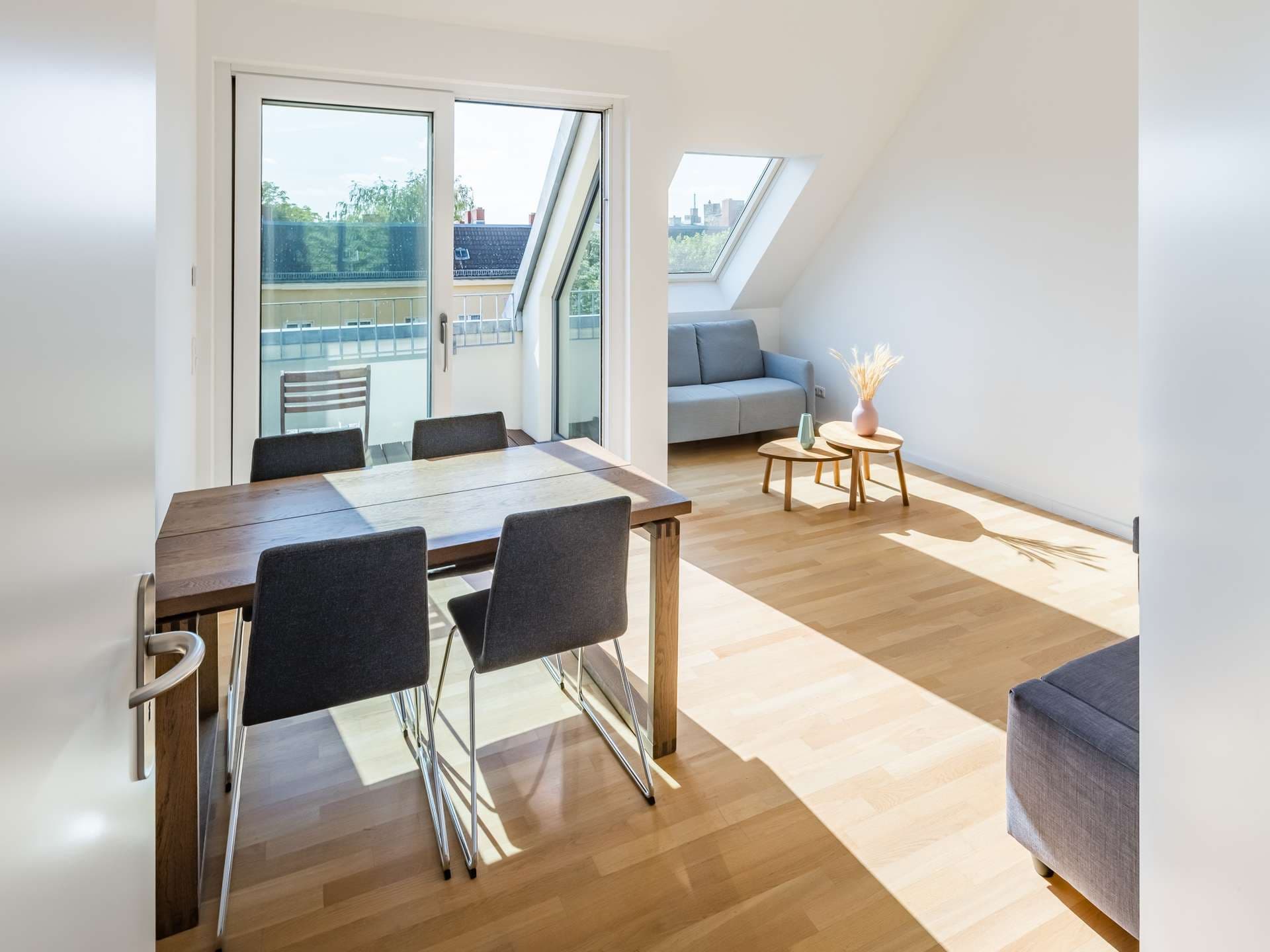 Modernisierte Dachgeschoss-wohnung mit drei Terrassen im Reuterkiez