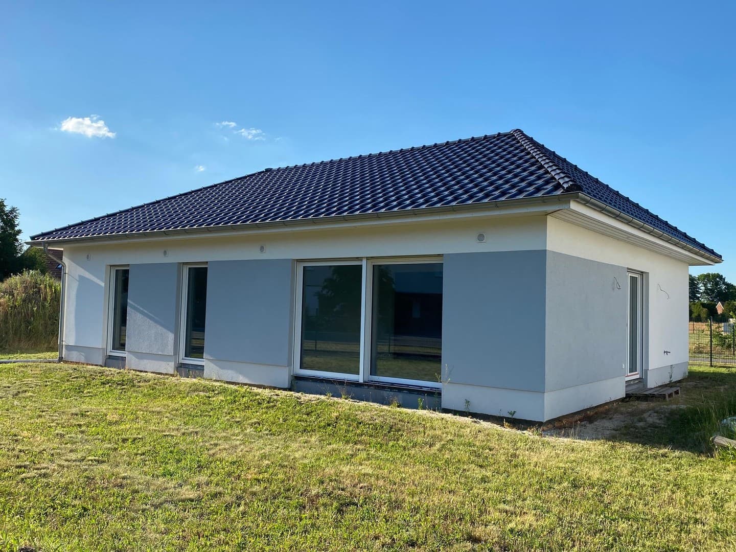 Provisionsfrei, Erstbezug, Charmanter Bungalow inkl. Grundstück in Sonnewalde-Münchhausen!