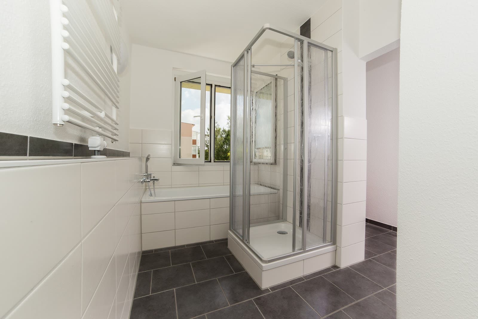moderne Pärchen-Wohnung - offene Küche - großes Bad - Balkon -