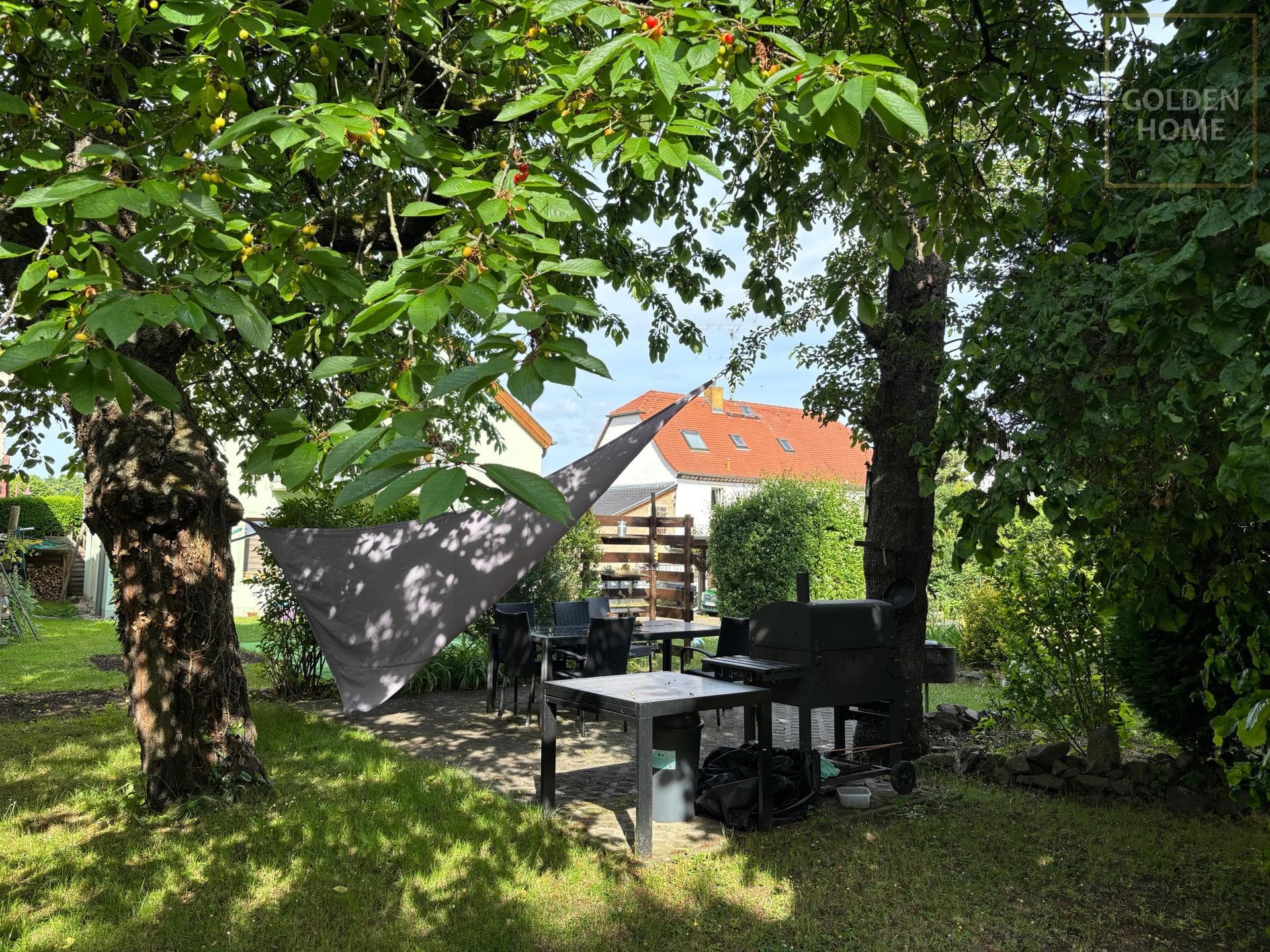 Wohnhaus mit großem Grundstück in zentraler Wohnlage !!